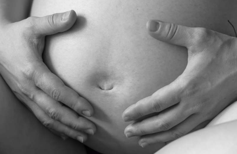 Comment percer la poche des eaux soi même ?